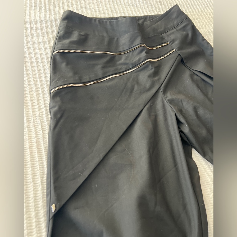 Oblique Creation Chic Black Pants with Gold Zipper Size 00 - Picture 6 of 12
